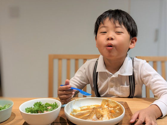カレーを食べる子供の写真