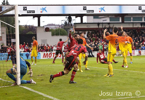 Díaz de Cerio corre a celebrar el segundo gol del Mirandés, primero de su cuenta. Foto: www.cdmirandes.com