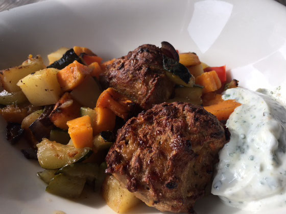 Hier sehen Sie das Backergebnis Fleisch und Gemüse aus der Ofenhexe.