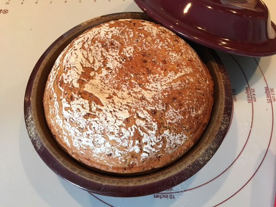 Fertig gebackenes Brot aus Kartoffeln aus dem Zaubermeister