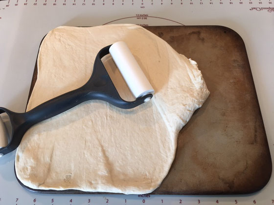Zauberstein von Pampered Chefmit Teigroller und Pizzateig