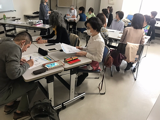 ☆案内役の講師は佐藤弥子さんお一人。4つの「島」を作ってグループで教えあい。2時間の講座が終わって帰るころにはお互いにずいぶん親しくなりました。
