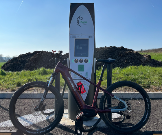 Borne d'une station de recharge pour vélos à assistance électrique.