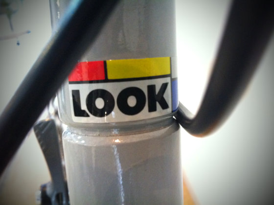 「赤、黄、青と黒のコンポジション」、、の前フリ憶えてますかねｗ　これを書きたいが為のフリでしたｗ　組んでる自転車フレームがLOOK社なんですが、LOOKがパテントを取ってモンドリアンのデザインを使ってるんですね～、、流石フランスのブランド！　カッコよすぎやわ！ｗ