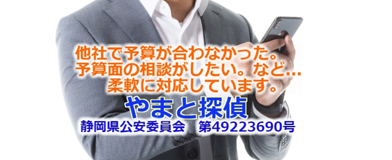 男性が電話掛けようとしている