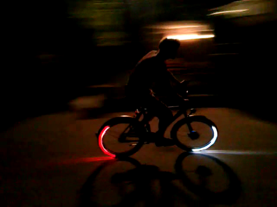 Die Revolights sind von der Seite viel besser sichtbar als Reflektoren, auch in rasanten Kurvenfahrten.