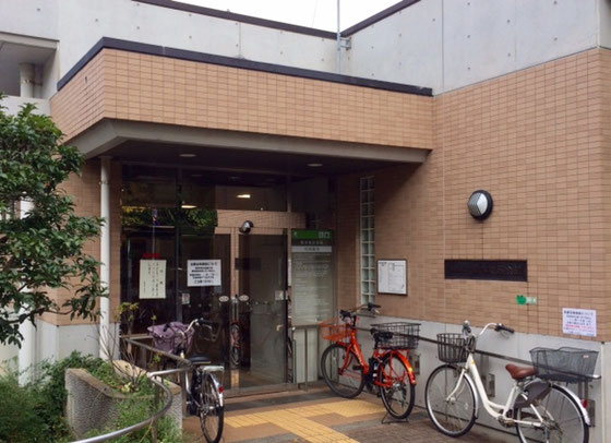 ☆岡本地区会館の正面入り口。常駐の管理人不在ですがとてもきれい。