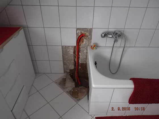 Wandaufbruch und Bodenaufruch in einem Badezimmer neben einer Badewanne