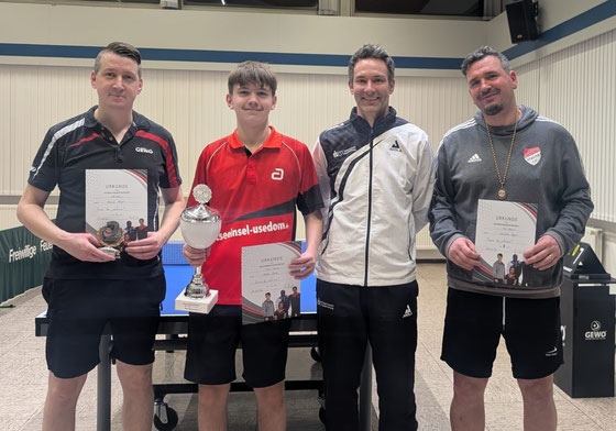 Marcel Meyer (2. Platz), Viktor Stark (Sieger J19 und Aktive), Tobias Truß (Turnierleitung), Christian Leppin (3.), es fehlt Kevin Monzner (ebenfalls 3.)