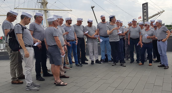 Der Fricker Matrosenchor beim Singen am Quai in Hamburg   