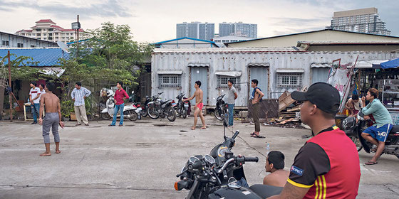 Dans un quartier en construction de Diamond Island, île du sud de Phnom Penh, où la jeunesse vient se détendre le soir. (Benjamin Filarski)
