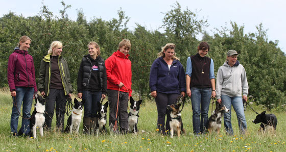 v. links nach rechts: Sandra mit Shep, Jenny und Nila, Floss:) Yannic und Bode, Christine und Fill, Nina mit Mama May und Sonja mit Papa Jaff