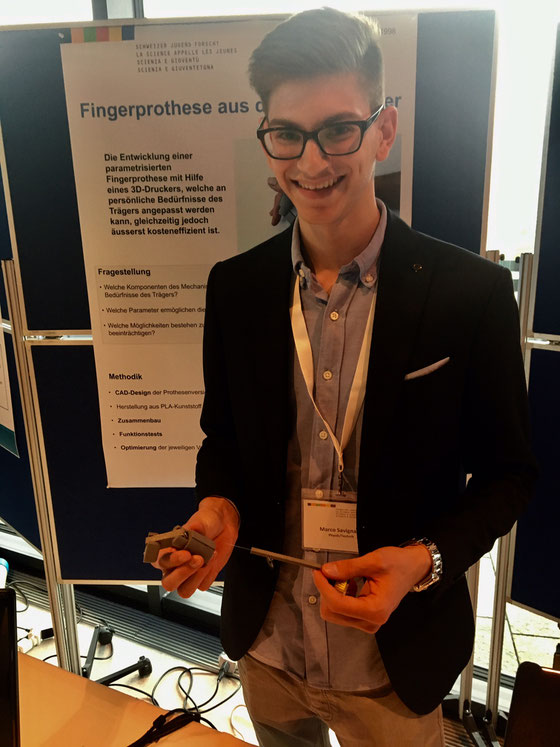 Einer der vier Nidwaldner Jungforscher: Marco Savignano mit seiner 3D gedruckten Fingerprothese