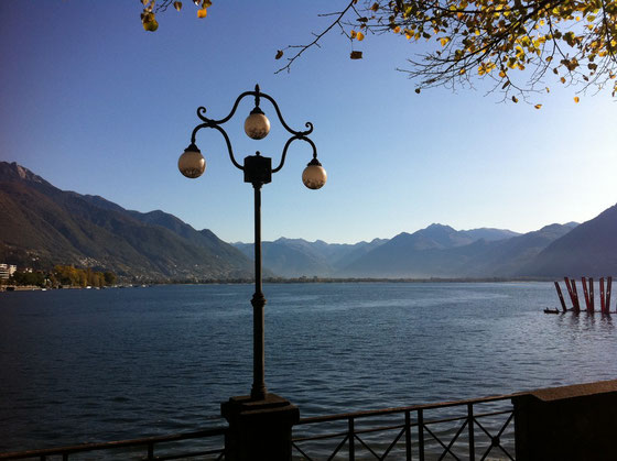 Das Licht im Spätherbst - Blick von Locarno Richtung Magadinoebene