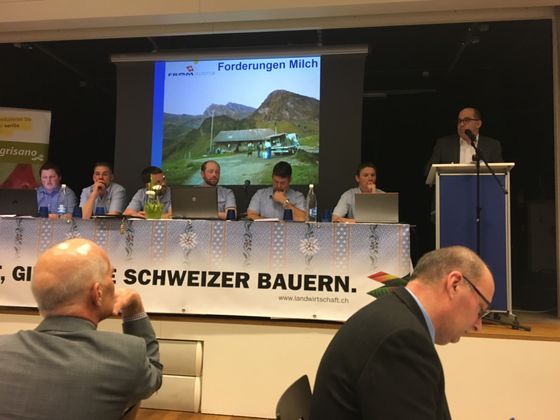 Referat des Milchverarbeiters Hans Aschwanden (fromarte) an der GV des Nidwaldner Bauernverbandes. Vorne rechts: NR und Bauernpräsident Markus Ritter macht sich Notizen