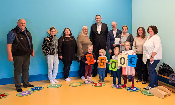 Der Verein Markt und Tourismus e.V. hat gemeinsam mit Vertretern der Sparkasse Wittgenstein und der Volksbank Wittgenstein eG die Spenden an fünf ausgeloste Kindergärten übergeben. Insgesamt 2.500 Euro fließen in Projekte für die Kleinsten. ©MuT