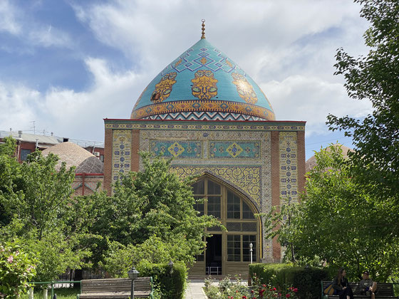 moschea Blu di Yerevan con cupola turchese e dorata e base mosaici giallino e turchese, circondata da alberi