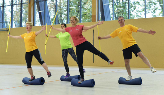 Foto: Sportgruppe bei einer Gleichgewichtsübung