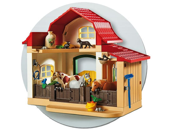 Besonderheiten im Playmobil Paket 6927 ist der Stall mit Türen zum öffnen und schliesse und mit Gatterzaun der flexibel aufgebaut werden kann.