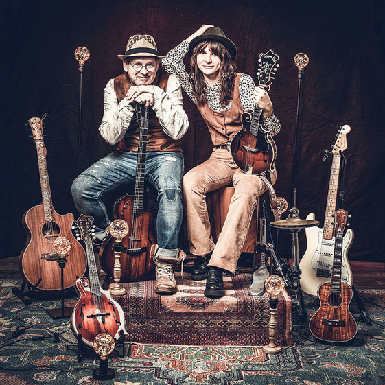 Zwischen Folk, Pop und Country hat sich das Duo "Die Birds Band" eingerichtet. Live wird das Ganze am 10. August in der Hechinger "Domäne" mit einer Vielzahl von Instrumenten umgesetzt. Foto: Promo