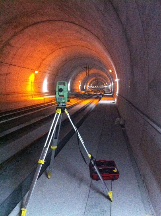 Túnel LAV ADIF Santiago-Vigo, replanteo de catenaria.