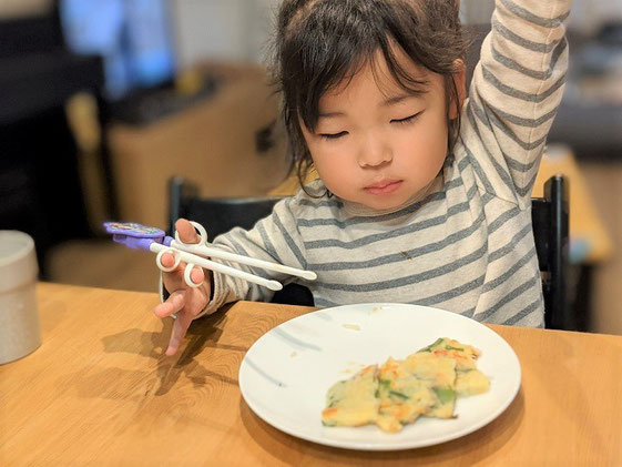 チヂミを食べる様子