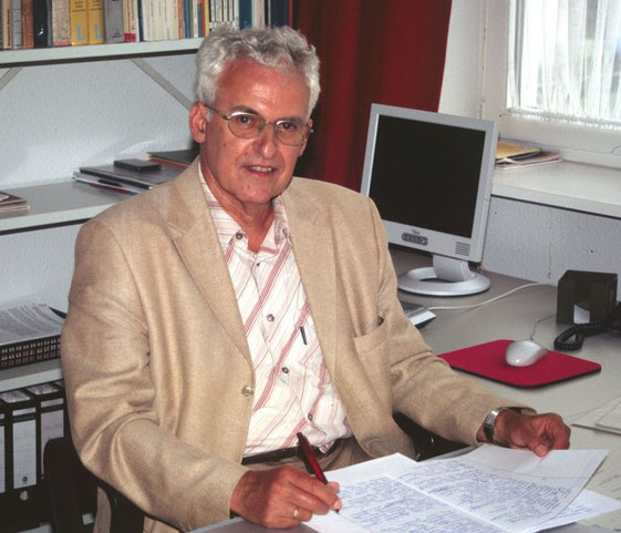 Prof. Dr. Elmar Ternes an seinem Schreibtisch