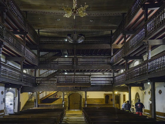 Bild: Die Innengeschosse der Église Saint-Fructueux in Itxassou