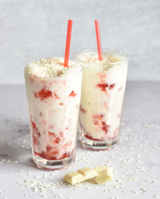 Milchshake Grundrezept mit 2 Zutaten aus der Ninja Slushie Maschine, mit Geschmacksvariationen Erdbeere, Banane, Kirsche, Kaffee, Lebkuchen, Pistazie etc.