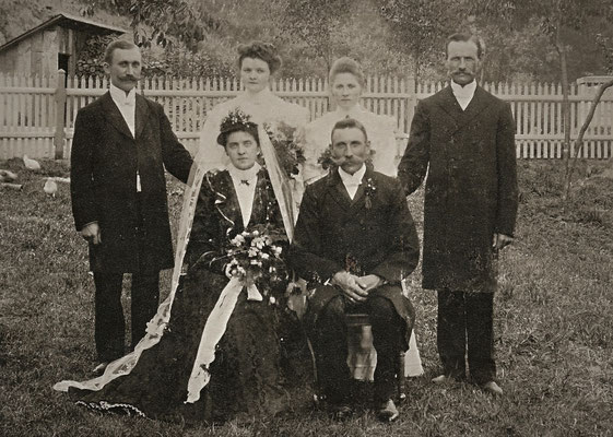 Das Hochzeitspaar mit ihren Treuzeugen und Brautjungfern (1906)