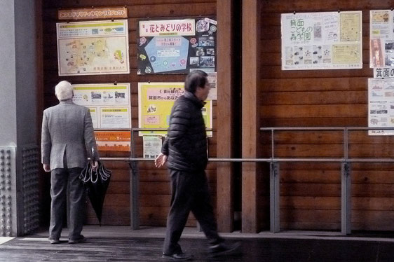 参加3団体の活動をPR(かやのさんぺい橋で)
