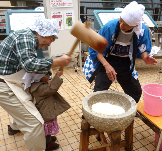 「やりたい!」と、ちびっ子たちが次々と・・
