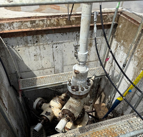 Tiefengeothermieprojekt in Haute-Sorne: Brunnenkopf mit den Messsystemen zur Erfassung der seismischen Daten im Untergrund