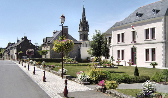 La Mairie avec son fleurissement - Domalain est riche de trois fleurs depuis 2011 
