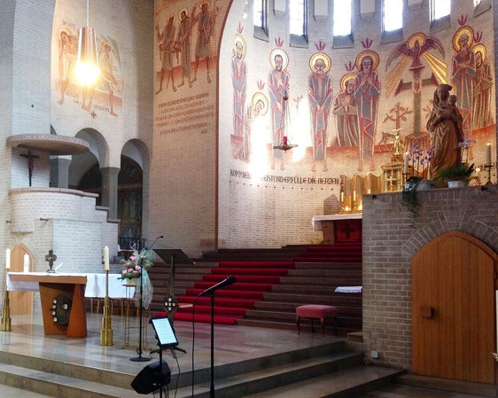 St. Karl Borromäus Kirche in Nürnberg, innen, Blick auf Altar