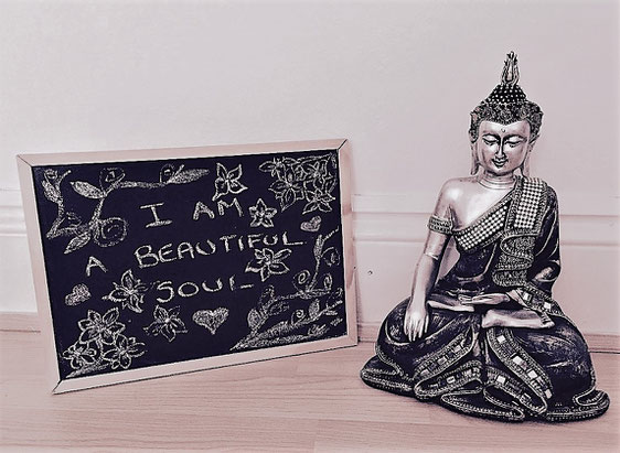Soulfeelings schreibt in diesem Beitrag über kreatives Schreiben, ihre Liebe zur Poesie und die heilsame Wirkung, die dasHinausschreiben des inneren Schmerzes zur Linderung führen kann. #Blogartikel #lieberfrei