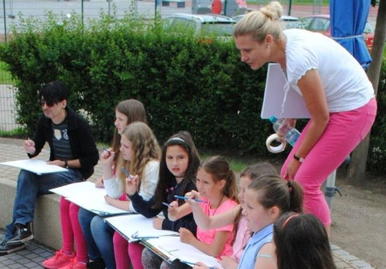Klasse 4e der Grundschule Neustadt a.d. Donau zeichnet ihre Schule