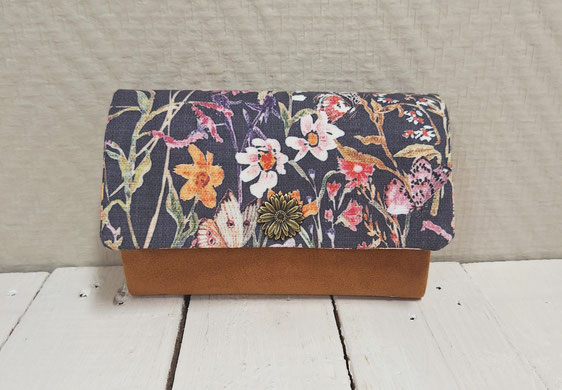 portefeuille compact moyen femme, tissu gris foncé avec fleurs sauvages, faux cuir fauve marron effet daim, esprit bohème, boho chic , fabrication artisanale, unique, pratique original