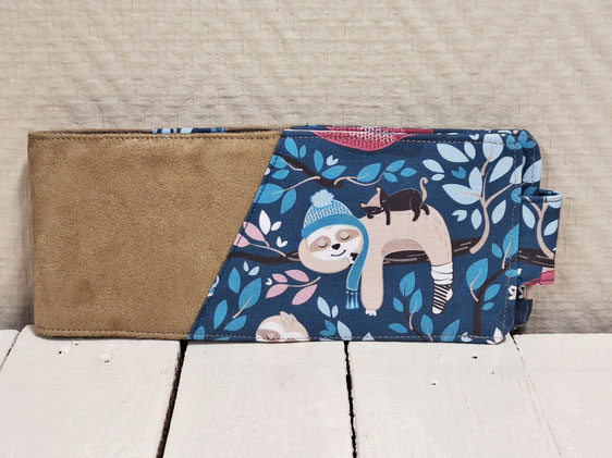 porte-chéquier horizontal, souche à gauche en suédine beige et tissu bleu pétrole avec des paresseux en hiver, style cosy scandinave, artisan de France Alsace