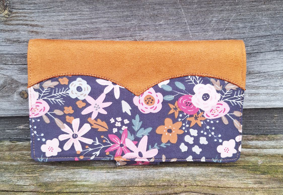 porte-chéquier femme modèle portefeuille, suédine caramel, tissu bleu marin avec des fleurs, style printemps, bohème , coloré, fabrication artisanale française , idée cadeau fête des mères