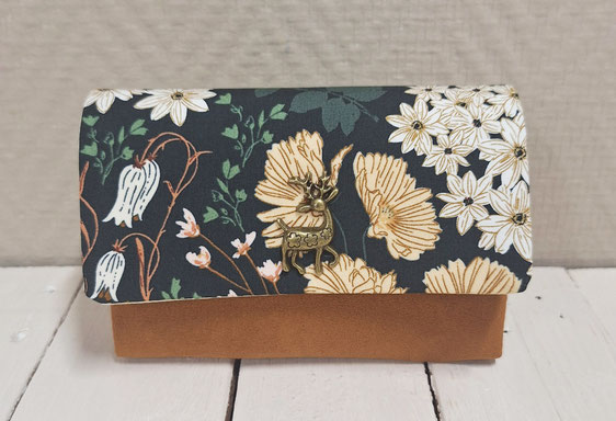 portefeuille compact moyen femme, faut cuir fauve effet daim, tissu vert thème nature forêt, idée cadeau original et pratique