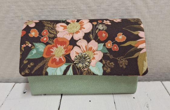 portefeuille compact moyen femme, faux cuir vert amande, tissu marron avec fleurs, idée cadeau fête des mères, pratique, original, unique