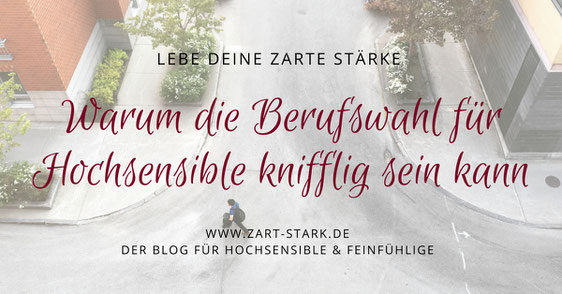 Foto von einer Person, die die Straße zwischen verschiedenen Gebäuden quert