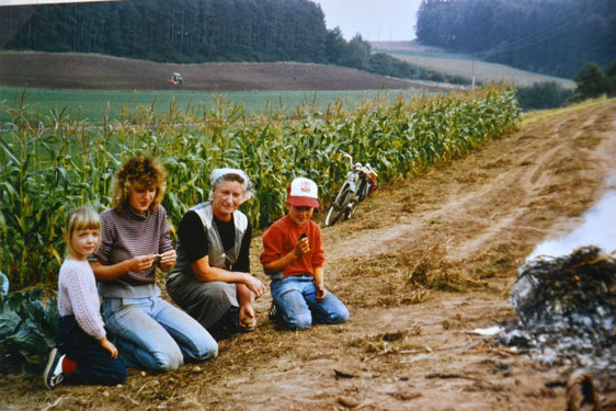 Links, das bin ich im Alter von ca. 5 Jahren. Dann meine Mutter, meine Oma und der Nachbarsjunge. Wir haben nach der Ernte ein Kartoffelfeuer gemacht.