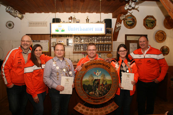 Strahlende Gewinner beim Königsschießen 2020. (v.l.) 1. Schützenmeister Thomas Bauch, Sportleiterin Simone Kiowski, Schützenkönig 2020 Bernhard Mack, 3-Königs-Gewinner Johannes Mack, Jugendkönigin Celina Schiele und 2. Schützenmeister Franz Fäller.