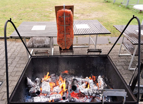 Sportfest 1. Mai; leckeren Flammlachs bei der FVgg Neudorf