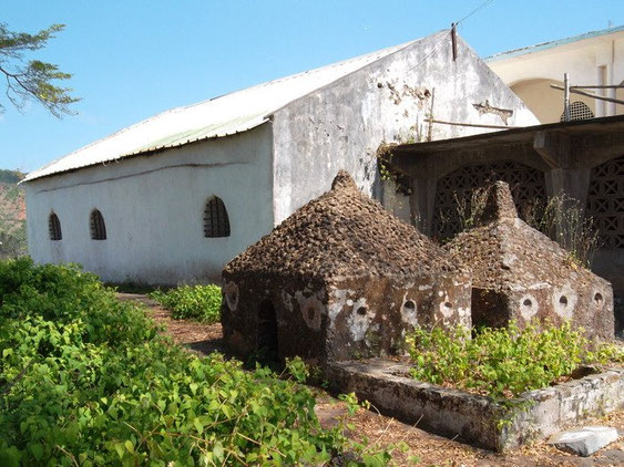 The mihrab and some tombs of the Mosque of Tsongoni.