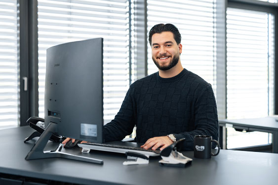 Ein Mitarbeiter der OSR kontrolliert die Qualität homogen erfasster Metallabfälle in der IT