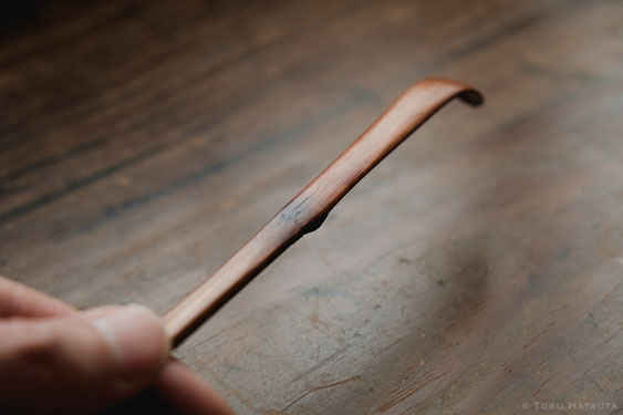 茶杓の破損個所を漆で継ぎ、さらに漆の層を重ねて補強