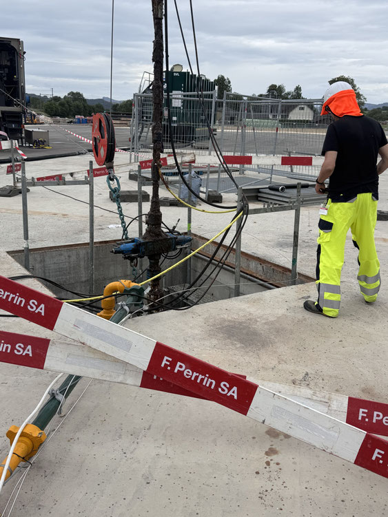 Das Bohrloch GVL-1 in Haute-Sorne mit Instrumentierung. Bild: Geo-Energie Suisse AG.